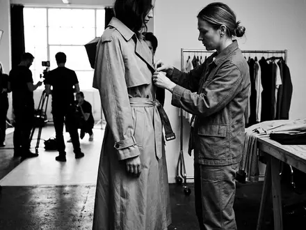 Schwarzweiss-Reportage mit Trenchcoat zum Thema Burberry Trenchcoat, ISIN GB0031743007, hoher Kontrast, sachlich dargestellt - Foto: THN