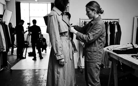 Schwarzweiss-Reportage mit Trenchcoat zum Thema Burberry Trenchcoat, ISIN GB0031743007, hoher Kontrast, sachlich dargestellt - Foto: THN
