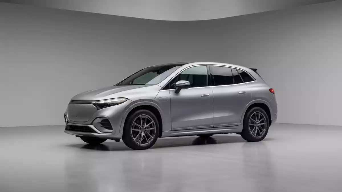Fotorealistische Studioansicht von Elektro-SUV in neutraler Produktdarstellung