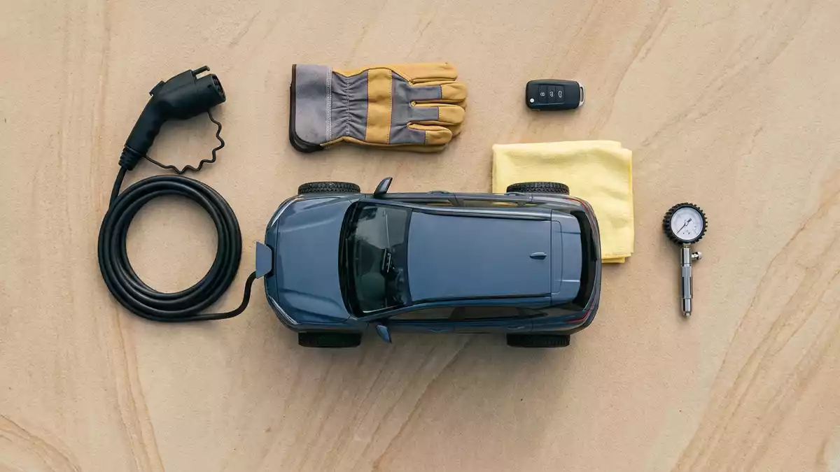 Flatlay-Arrangement rund um Elektro-SUV mit passenden Requisiten von oben, neutral