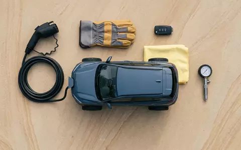 Flatlay-Arrangement rund um Elektro-SUV zum Thema BYD Atto 3, ISIN CN0005855325, weiches Oberlicht - Foto: THN