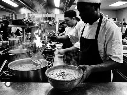 Schwarzweiss-Reportage mit Pilzsuppe zum Thema Campbell's Cream of Mushroom, ISIN US1344291091, hoher Kontrast - Foto: THN
