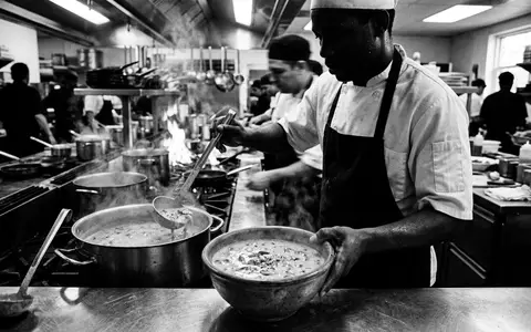 Schwarzweiss-Reportage mit Pilzsuppe zum Thema Campbell's Cream of Mushroom, ISIN US1344291091, hoher Kontrast - Foto: THN