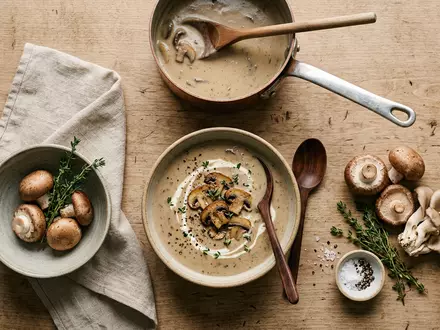 Flatlay-Arrangement rund um Pilzsuppe zum Thema Campbell's Cream of Mushroom, ISIN US1344291091, weiches Oberlicht - Foto: THN