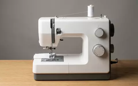 Fotorealistische Studioaufnahme von Nähmaschine zum Thema Brother Nähmaschine, ISIN JP3830000000, klare Lichtfuehrung - Foto: THN