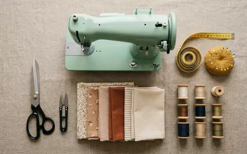 Flatlay-Arrangement rund um Nähmaschine zum Thema Brother Nähmaschine, ISIN JP3830000000, weiches Oberlicht - Foto: THN
