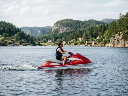 Fotorealistische Aufnahme von Wassermotorrad auf dem Wasser zum Thema Sea-Doo, ISIN CA05577W2004, natuerliches Licht - Foto: THN
