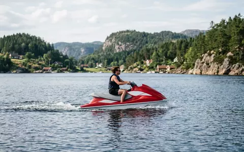 Fotorealistische Aufnahme von Wassermotorrad auf dem Wasser zum Thema Sea-Doo, ISIN CA05577W2004, natuerliches Licht - Foto: THN