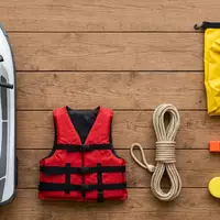Flatlay-Arrangement rund um Wassermotorrad zum Thema Sea-Doo, ISIN CA05577W2004, weiches Oberlicht, sachlich dargestellt - Foto: THN