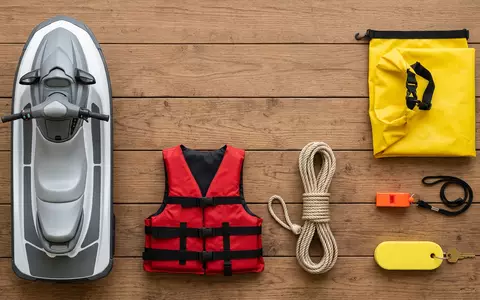 Flatlay-Arrangement rund um Wassermotorrad zum Thema Sea-Doo, ISIN CA05577W2004, weiches Oberlicht, sachlich dargestellt - Foto: THN