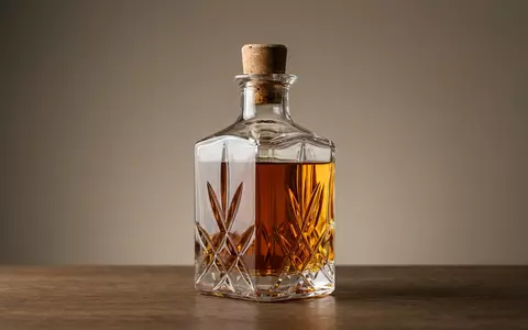 Fotorealistische Studioaufnahme von Whiskey zum Thema Jack Daniel's Whiskey, ISIN US1156372096, klare Lichtfuehrung - Foto: THN