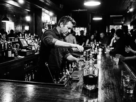 Schwarzweiss-Reportage mit Whiskey zum Thema Jack Daniel's Whiskey, ISIN US1156372096, hoher Kontrast - Foto: THN
