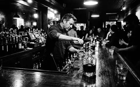 Schwarzweiss-Reportage mit Whiskey zum Thema Jack Daniel's Whiskey, ISIN US1156372096, hoher Kontrast - Foto: THN