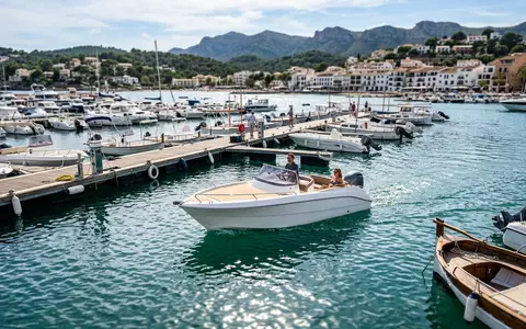 Fotorealistische Aufnahme von Motorboot auf dem Wasser zum Thema Sea Ray Boot, ISIN US1170431092 - Foto: THN