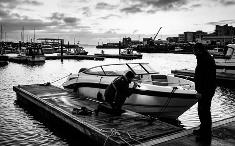 Schwarzweiss-Reportage mit Motorboot zum Thema Sea Ray Boot, ISIN US1170431092, hoher Kontrast - Foto: THN
