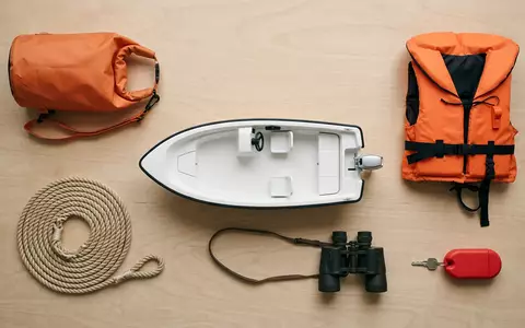 Flatlay-Arrangement rund um Motorboot zum Thema Sea Ray Boot, ISIN US1170431092, weiches Oberlicht - Foto: THN