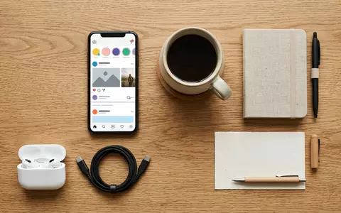 Flatlay-Arrangement rund um Smartphone-App zum Thema Bumble Boost, ISIN US12047B1052, weiches Oberlicht - Foto: THN