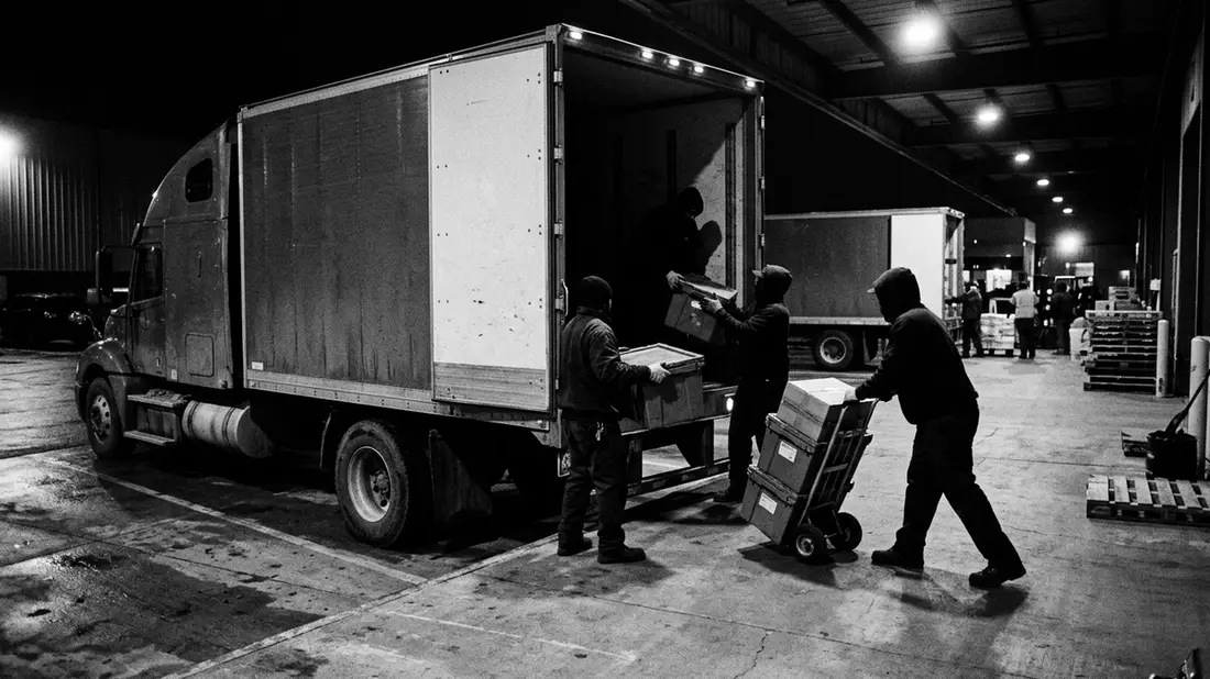Schwarzweiss-Reportagebild mit Lastkraftwagen in dokumentarischer Arbeitsumgebung