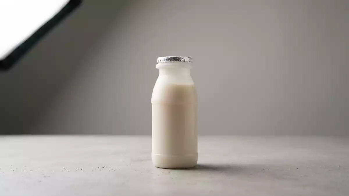 Fotorealistische Studioansicht von Trinkjoghurt in neutraler Produktdarstellung