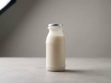 Fotorealistische Studioaufnahme von Trinkjoghurt zum Thema Actimel, ISIN FR0000120644, klare Lichtfuehrung, sachlich dargestellt - Foto: THN
