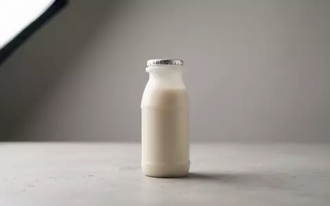 Fotorealistische Studioaufnahme von Trinkjoghurt zum Thema Actimel, ISIN FR0000120644, klare Lichtfuehrung, sachlich dargestellt - Foto: THN