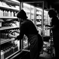Schwarzweiss-Reportage mit Trinkjoghurt zum Thema Actimel, ISIN FR0000120644, hoher Kontrast, sachlich dargestellt - Foto: THN