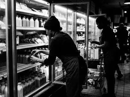 Schwarzweiss-Reportage mit Trinkjoghurt zum Thema Actimel, ISIN FR0000120644, hoher Kontrast, sachlich dargestellt - Foto: THN