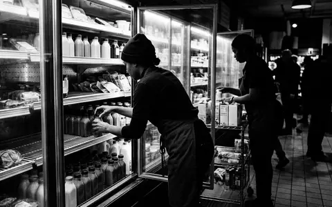 Schwarzweiss-Reportage mit Trinkjoghurt zum Thema Actimel, ISIN FR0000120644, hoher Kontrast, sachlich dargestellt - Foto: THN