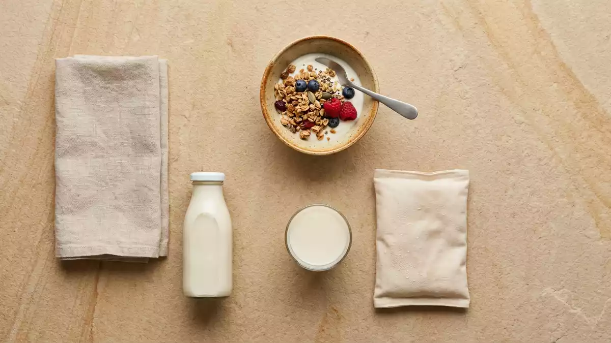 Flatlay-Arrangement rund um Trinkjoghurt mit passenden Requisiten von oben, neutral
