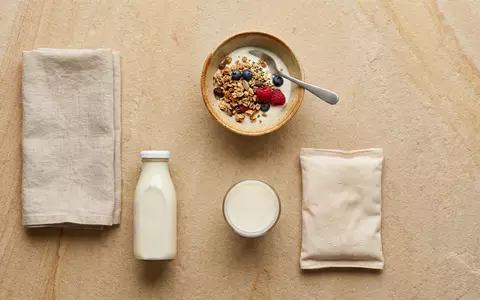 Flatlay-Arrangement rund um Trinkjoghurt zum Thema Actimel, ISIN FR0000120644, weiches Oberlicht, sachlich dargestellt - Foto: THN