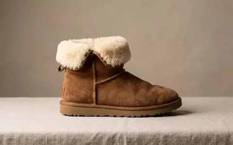 Fotorealistische Studioaufnahme von Stiefelette zum Thema UGG Classic Mini, ISIN US2435371073, klare Lichtfuehrung - Foto: THN