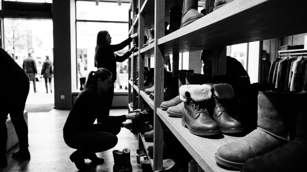 Schwarzweiss-Reportagebild mit Stiefelette in dokumentarischer Arbeitsumgebung