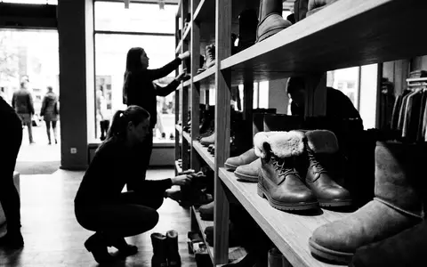 Schwarzweiss-Reportage mit Stiefelette zum Thema UGG Classic Mini, ISIN US2435371073, hoher Kontrast - Foto: THN
