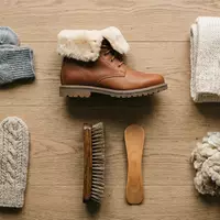Flatlay-Arrangement rund um Stiefelette zum Thema UGG Classic Mini, ISIN US2435371073, weiches Oberlicht - Foto: THN