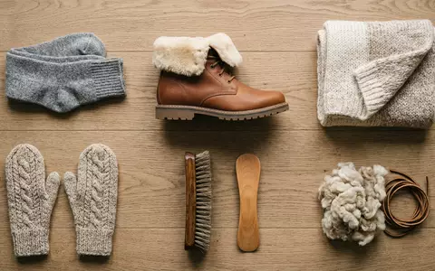 Flatlay-Arrangement rund um Stiefelette zum Thema UGG Classic Mini, ISIN US2435371073, weiches Oberlicht - Foto: THN