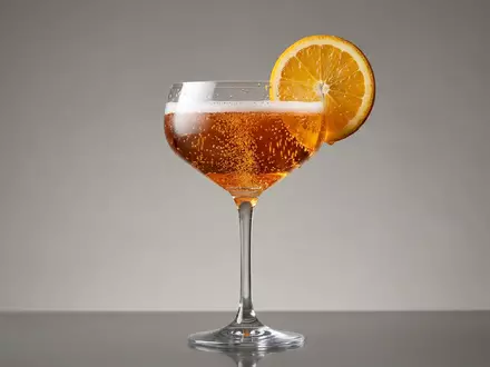Fotorealistische Studioaufnahme von Aperitif zum Thema Aperol Spritz, ISIN NL0015435975, klare Lichtfuehrung - Foto: THN