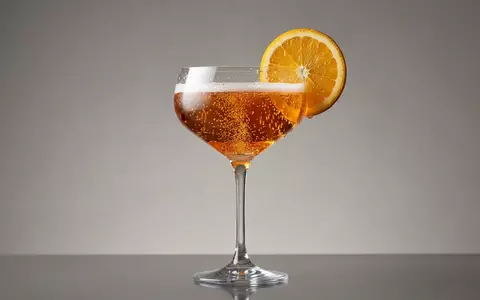 Fotorealistische Studioaufnahme von Aperitif zum Thema Aperol Spritz, ISIN NL0015435975, klare Lichtfuehrung - Foto: THN