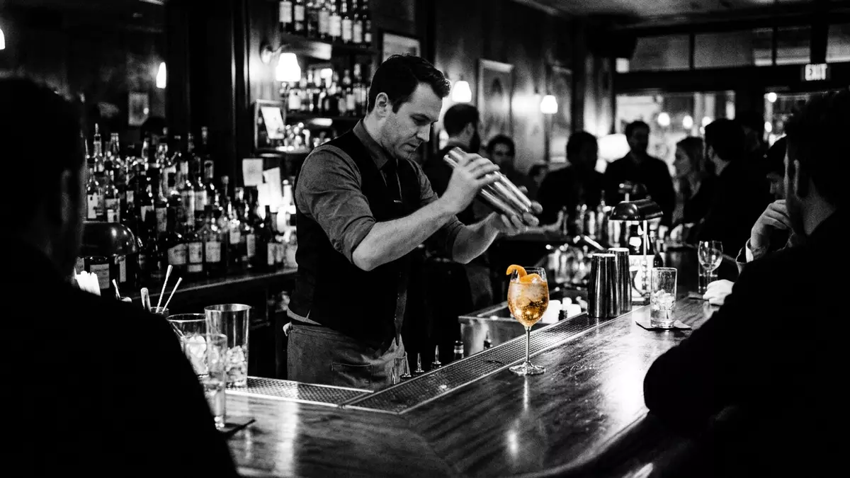 Schwarzweiss-Reportagebild mit Aperitif in dokumentarischer Arbeitsumgebung, neutral