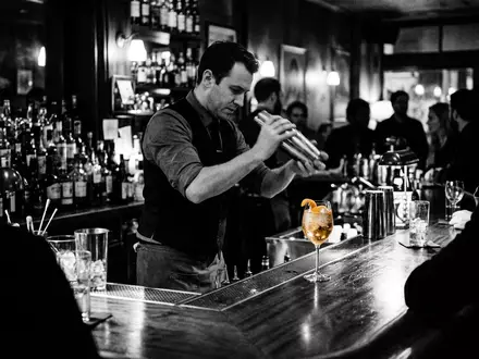 Schwarzweiss-Reportage mit Aperitif zum Thema Aperol Spritz, ISIN NL0015435975, hoher Kontrast, sachlich dargestellt - Foto: THN
