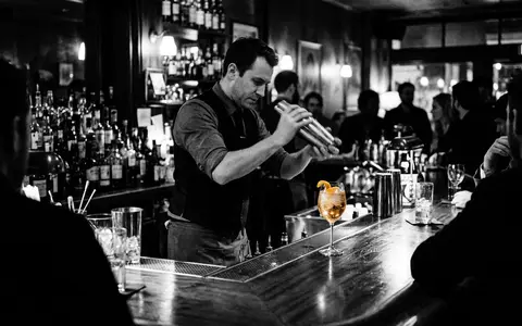 Schwarzweiss-Reportage mit Aperitif zum Thema Aperol Spritz, ISIN NL0015435975, hoher Kontrast, sachlich dargestellt - Foto: THN