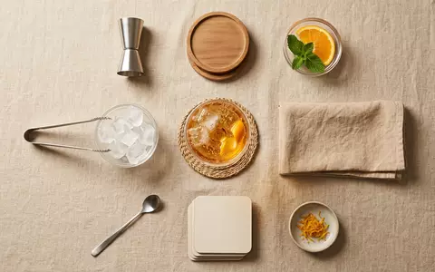 Flatlay-Arrangement rund um Aperitif zum Thema Aperol Spritz, ISIN NL0015435975, weiches Oberlicht - Foto: THN