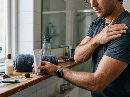 Fotorealistische Aufnahme von Schmerzgel nach dem Sport zum Thema Voltaren, ISIN GB0009252882, natuerliches Licht - Foto: THN