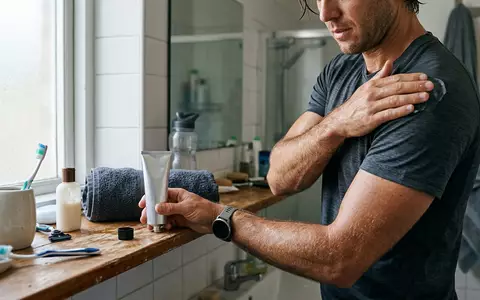 Fotorealistische Aufnahme von Schmerzgel nach dem Sport zum Thema Voltaren, ISIN GB0009252882, natuerliches Licht - Foto: THN