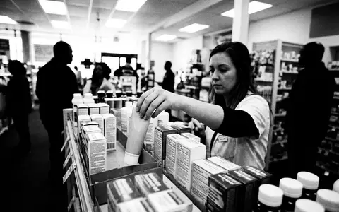 Schwarzweiss-Reportage mit Schmerzgel zum Thema Voltaren, ISIN GB0009252882, hoher Kontrast, sachlich dargestellt - Foto: THN