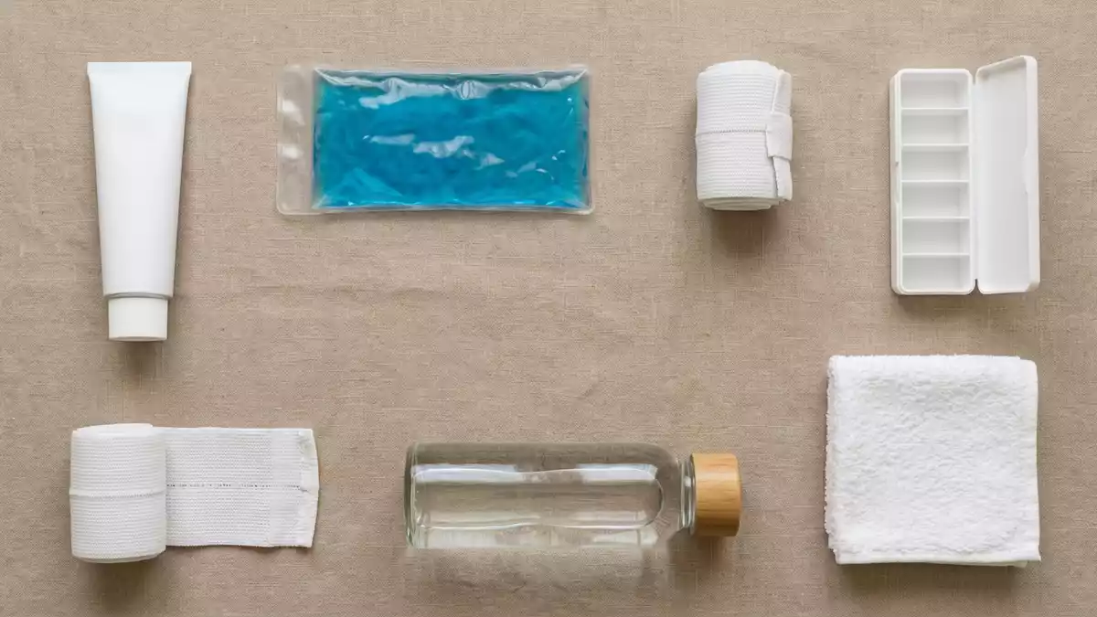 Flatlay-Arrangement rund um Schmerzgel mit passenden Requisiten von oben, neutral