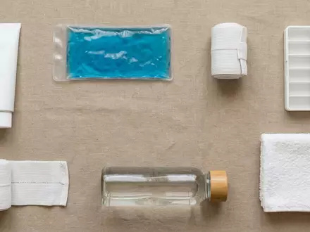 Flatlay-Arrangement rund um Schmerzgel zum Thema Voltaren, ISIN GB0009252882, weiches Oberlicht, sachlich dargestellt - Foto: THN