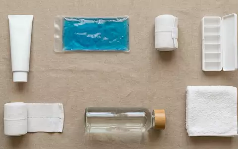 Flatlay-Arrangement rund um Schmerzgel zum Thema Voltaren, ISIN GB0009252882, weiches Oberlicht, sachlich dargestellt - Foto: THN