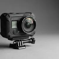 Fotorealistische Studioaufnahme von Actionkamera zum Thema GoPro HERO12 Black, ISIN US38268T1034, klare Lichtfuehrung - Foto: THN