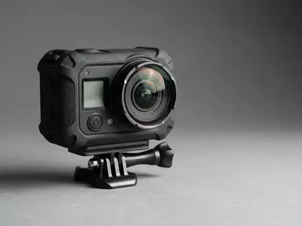 Fotorealistische Studioaufnahme von Actionkamera zum Thema GoPro HERO12 Black, ISIN US38268T1034, klare Lichtfuehrung - Foto: THN