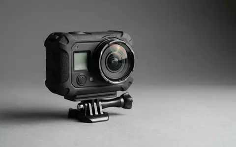 Fotorealistische Studioaufnahme von Actionkamera zum Thema GoPro HERO12 Black, ISIN US38268T1034, klare Lichtfuehrung - Foto: THN